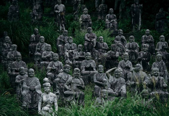 Мистериозно село с близо хиляда статуи