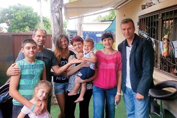 След смъртта на съпругата си 31-годишният Антон отглежда 6 деца сам - Ето как му се отблагодари съдбата: