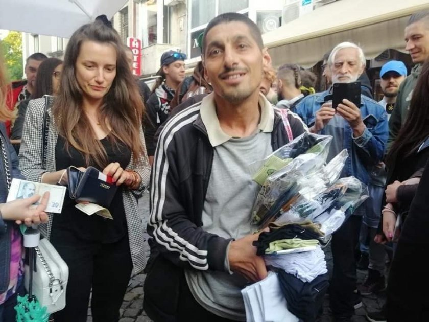 Добри хора изкупиха чорапите на бития Митко в Пловдив
