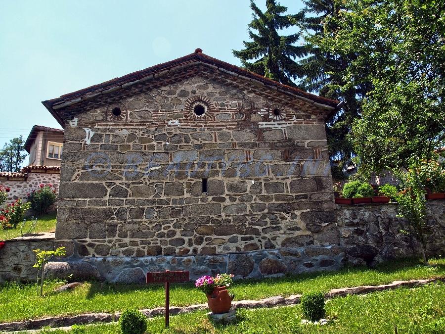 От аязмото в църквата на село Добърско тече лечебна вода - ето за какво помага: