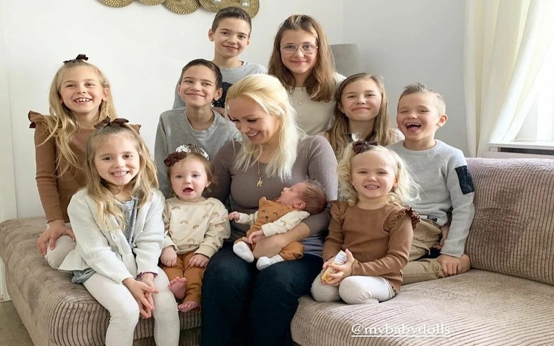 „Имам 3-ма сина и 6 дъщери“ – ето как изглежда майката родила 9 деца за 13 години (Снимки):
