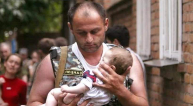 Руски войник спасява бебе по време на клането в Беслан