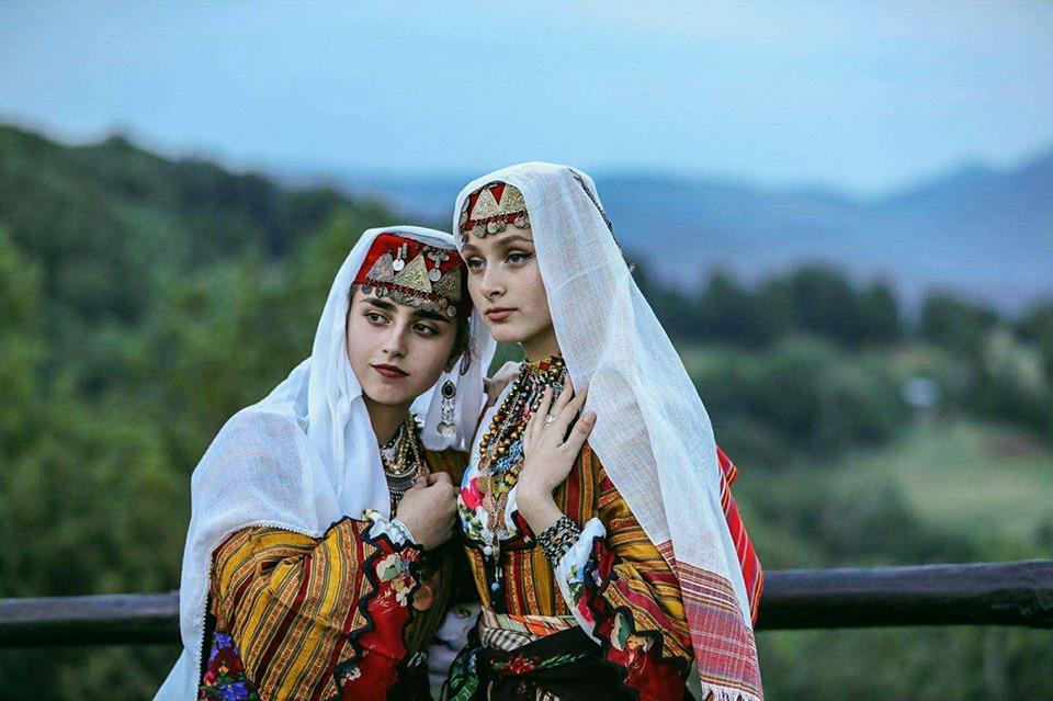 Наричат ги "диамантите на Родопите" - две приказно красиви сестри показаха каква е истинската българка
