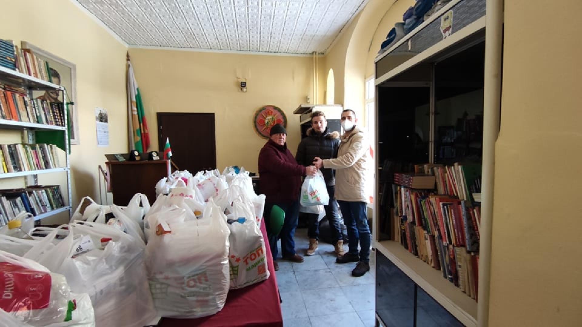 Младежи раздадоха над 1 тон храни на бедни семейства