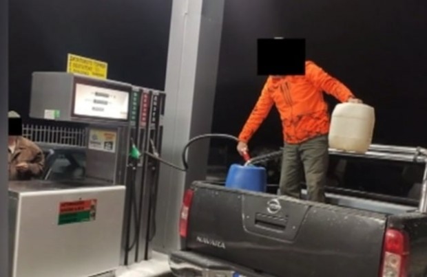 Собственик на бензиностанция: Законът строго забранява пълненето на гориво в туби и цистерни
