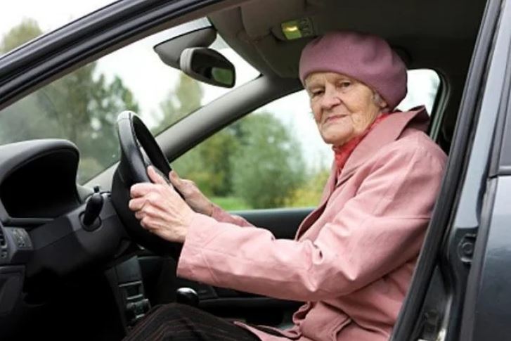 Мъж помогна на пенсионерка да смени гума на колата но едва вечерта разбра коя наистина е тя