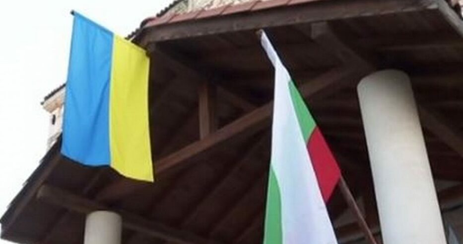 Украинско знаме цъфна на храм в Несебър, свалиха го след буря от негодувание