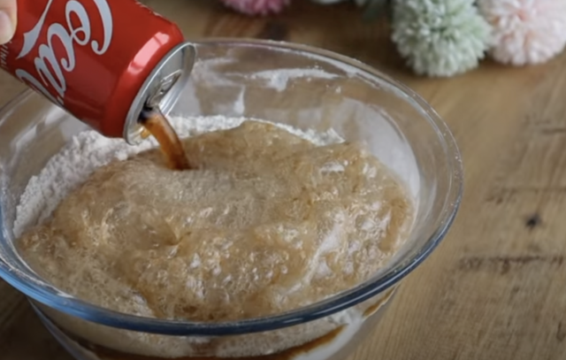 Добавете Кока-Кола към брашното и ще получите вкусотия, която се надува като балон и е мека като памук: